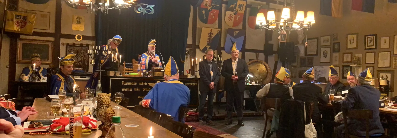 Schlaraffia – Ritter mit Helm und Ordensketten