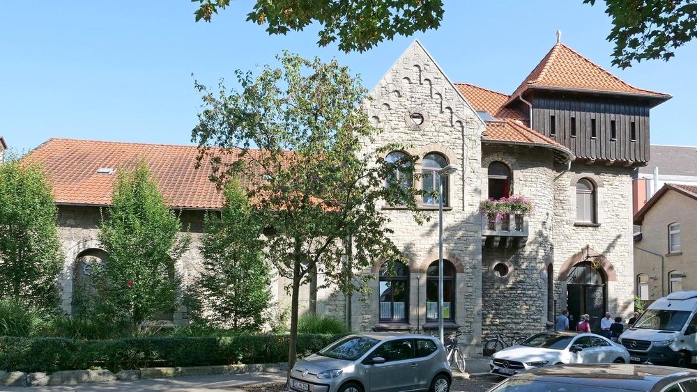 Diesen Burgturm gibt es doppelt – die Okerburg an der Hochstraße